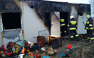 Dwie rodziny straciły dach nad głową w pożarze dwóch kontenerów mieszkalnych w Sętalu w gminie Dywity